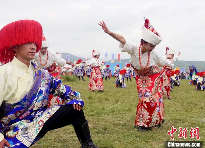 當(dāng)?shù)孛癖姎g慶香浪節(jié)?！「哒?攝