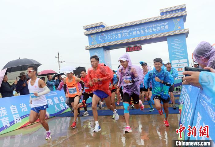 8月23日，拉卜楞高原半程馬拉松在甘加秘境景區(qū)鳴槍開跑?！「哒?攝