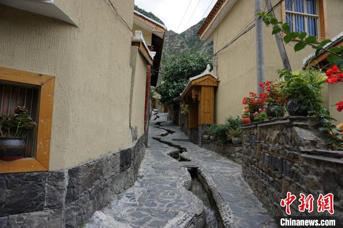 沿溪流分布的若吉村民宿。　祝歡 攝