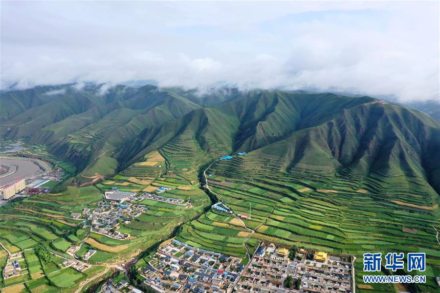 (走向我們的小康生活)(7)飛閱九色甘南香巴拉