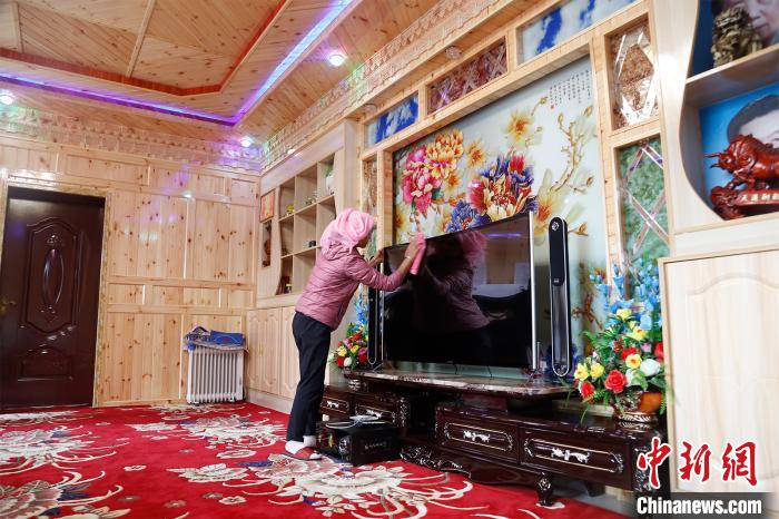 圖為做家務(wù)的項(xiàng)青達(dá)杰妻子?！●R銘言 攝