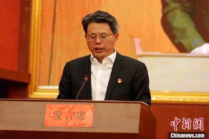 圖為果洛州委常委、副州長、上海市援青聯(lián)絡(luò)組組長馮志勇總結(jié)對口支援十年工作?！」逯菸麄鞑抗﹫D 攝