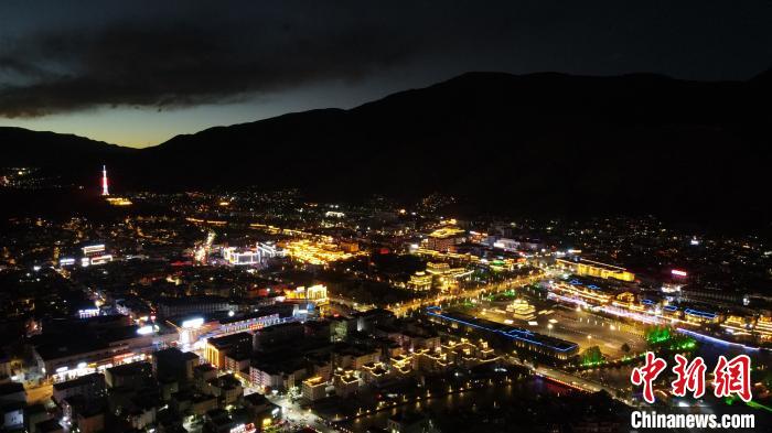 圖為玉樹市城市建設(shè)?！√K丹 攝