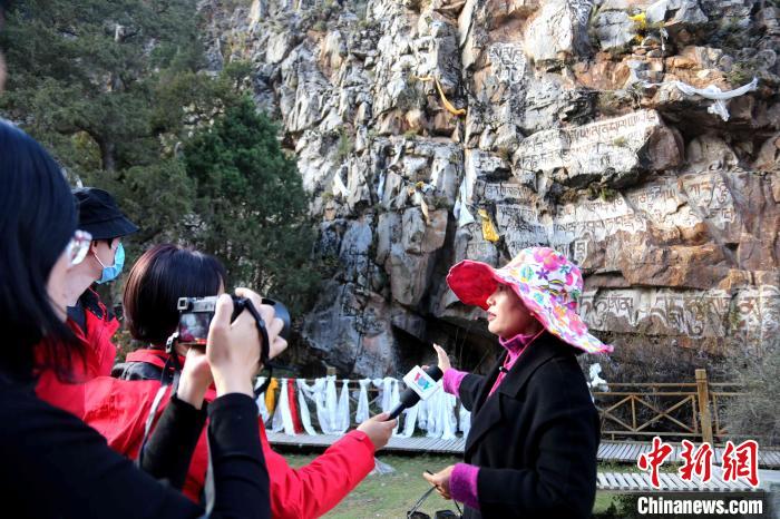 圖為中外媒體在玉樹州玉樹市采訪文旅融合情況?！?zhí)砀?攝