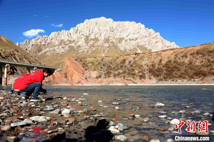 圖為中外記者在雜多縣境內(nèi)的瀾滄江干流采訪當(dāng)?shù)厣鷳B(tài)保護情況?！?zhí)砀?攝