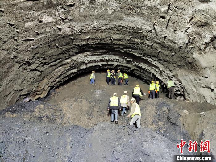 圖為久馬高速查針梁子隧道施工現(xiàn)場。　王鵬 攝