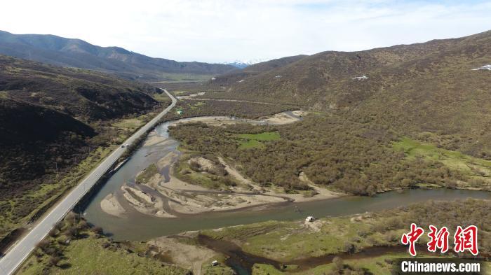 久馬高速沿線地貌。四川交投藏高公司供圖