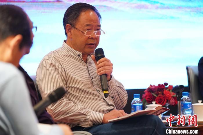 圖為青海省藝術(shù)研究所所長(zhǎng)、文化學(xué)者耿占坤發(fā)表觀點(diǎn)。　蘇丹 攝