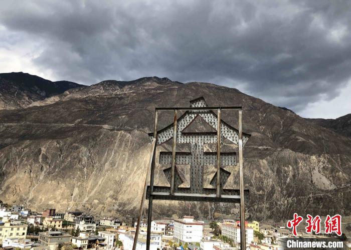 圖為處在山巒腳下的奔子欄?！】姵?攝