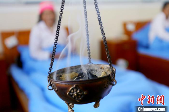 圖為藏醫(yī)熏藥療法?！「哒?攝