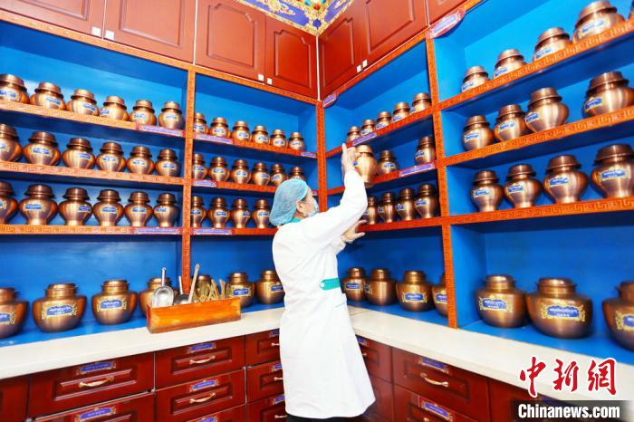 近年來(lái)，夏河縣藏醫(yī)醫(yī)院在基礎(chǔ)設(shè)施、醫(yī)療服務(wù)、業(yè)務(wù)拓展、人才梯隊(duì)、制度建設(shè)等都發(fā)生了巨大變化。　高展 攝