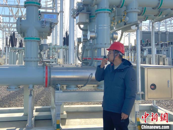 圖為國網(wǎng)青海檢修公司專業(yè)人員在沙柳變電站驗收設(shè)備。　唐胥 攝