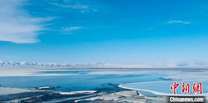 圖為冬季茶卡天空壹號景區(qū)。　李江寧 攝