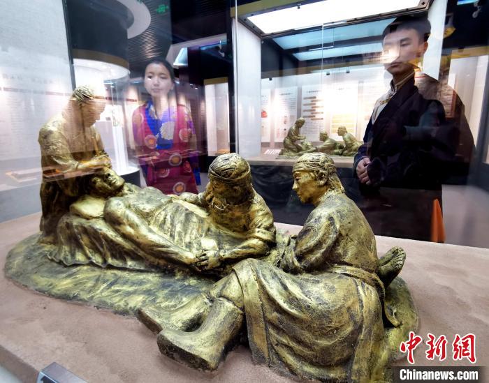 圖為模擬的藏醫(yī)眼科手術(shù)場(chǎng)景?！?zhí)砀?攝