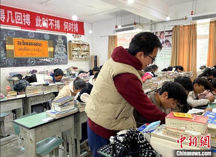 學(xué)生在免費(fèi)輔導(dǎo)班上課?！∧岈敵?攝