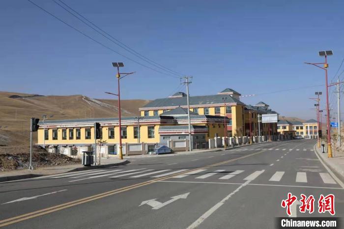 青海黃河岸畔“脫貧戰(zhàn)歌”：村民感受“穩(wěn)穩(wěn)的幸?！? oldsrc=