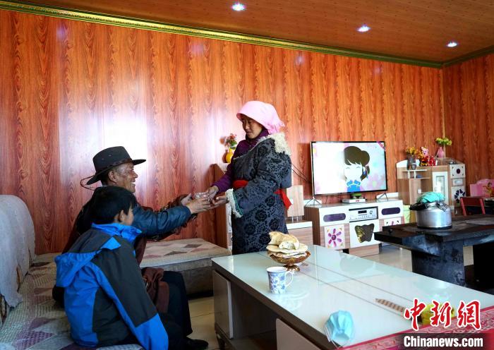 圖為易地搬遷后的哇保家?！〔彭検步?攝