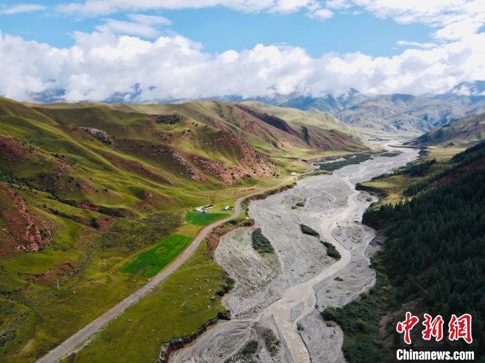 資料圖為祁連山國家公園青海片區(qū)?！±罱瓕?攝