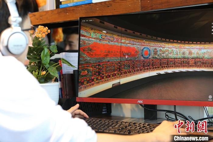 2月23日，青海西寧，市民利用VR瀏覽長達608米的《中國藏族文化藝術(shù)彩繪大觀》。農(nóng)歷辛丑牛年新年“巧遇”藏歷鐵牛新年，青海高原農(nóng)牧民特別是生活在城市的藏族民眾，正享受從“流口水”的糌粑到“鎮(zhèn)館之寶”VR體驗的味覺、視覺“大餐”之變。<a target='_blank' ><p  align=