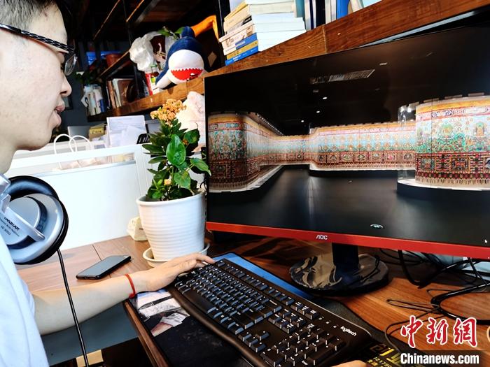 2月23日，青海西寧，市民利用VR瀏覽長達608米的《中國藏族文化藝術(shù)彩繪大觀》。農(nóng)歷辛丑牛年新年“巧遇”藏歷鐵牛新年，青海高原農(nóng)牧民特別是生活在城市的藏族民眾，正享受從“流口水”的糌粑到“鎮(zhèn)館之寶”VR體驗的味覺、視覺“大餐”之變。<a target='_blank' ><p  align=