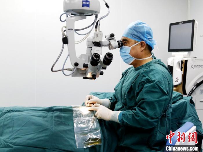 送“光明”的眼科醫(yī)生董光明:三十載見證中國西部眼科飛躍