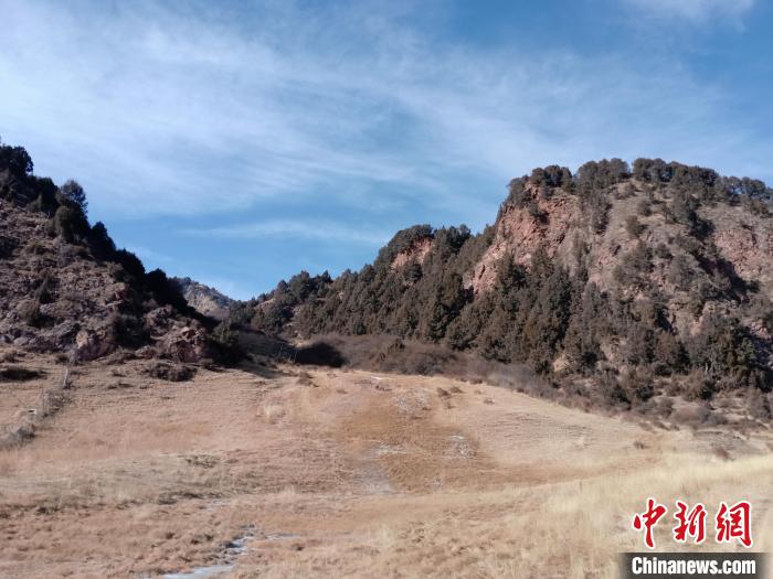 圖為坎布拉外圍地區(qū)的古火山口。孫揚(yáng)益 供圖 孫揚(yáng)益 供圖 攝