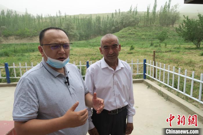 圖右為普魯村當年迎接進藏先遣連入村的見證者后代西日普·依布地?！畛坛?攝