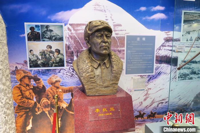 圖為南疆軍區(qū)某合成團1連榮譽室，雕像是進藏先遣英雄連總指揮李狄三。　楊程晨 攝