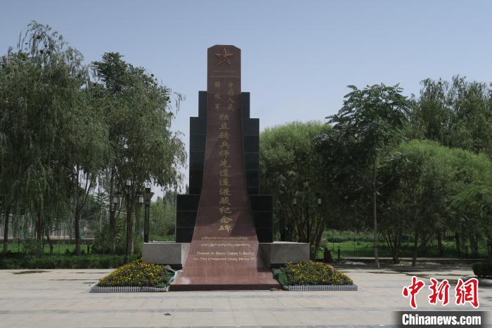 圖為位于于田縣中心的中國人民解放軍獨立騎兵師先遣連進藏紀念碑?！畛坛?攝