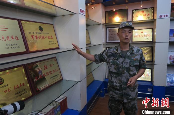 圖為南疆軍區(qū)某合成團1連連長齊楠?！畛坛?攝