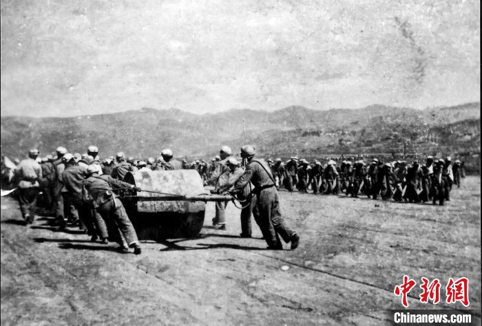 十八軍戰(zhàn)士修建機(jī)場跑道。(歷史圖片由十八軍后代張小康提供，劉炳科翻拍)