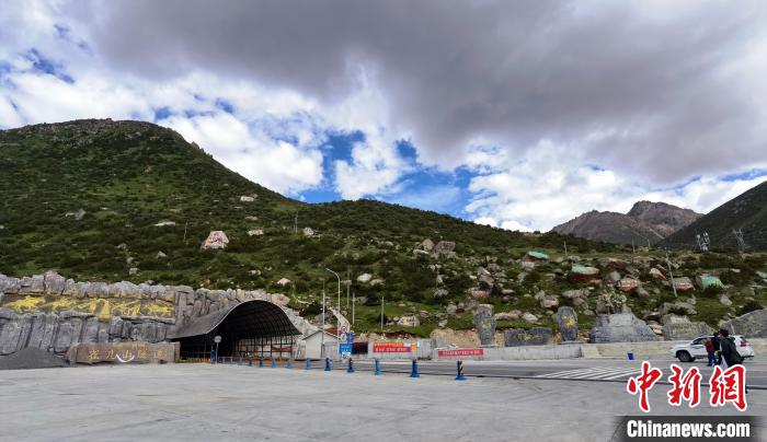 已建成通車的雀兒山隧道。　劉忠俊 攝