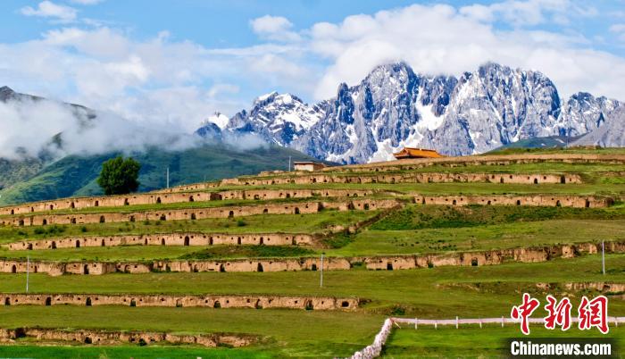 十八軍甘孜窯洞群?！⒅铱?攝