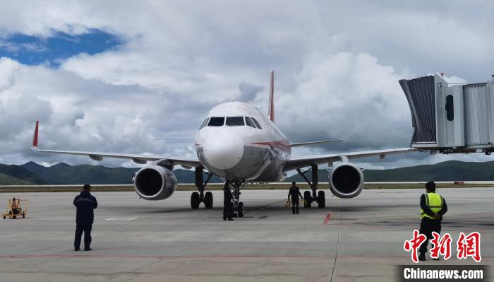 康定機(jī)場一架航班降落?！⒅铱?攝