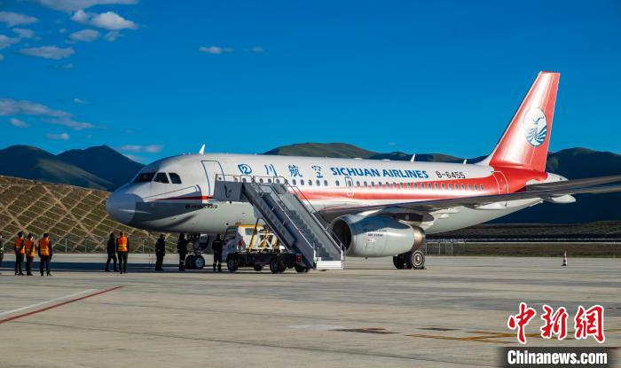 甘孜格薩爾機(jī)場?！⒈?攝