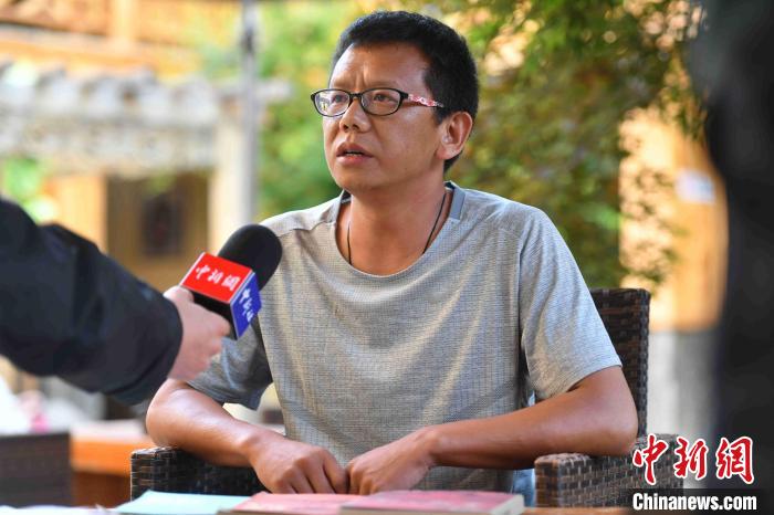 圖為和澗秋接受記者采訪?！⑷疥?攝