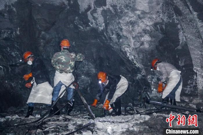 隧道開挖作業(yè)施工現(xiàn)場。　康巴傳媒供圖