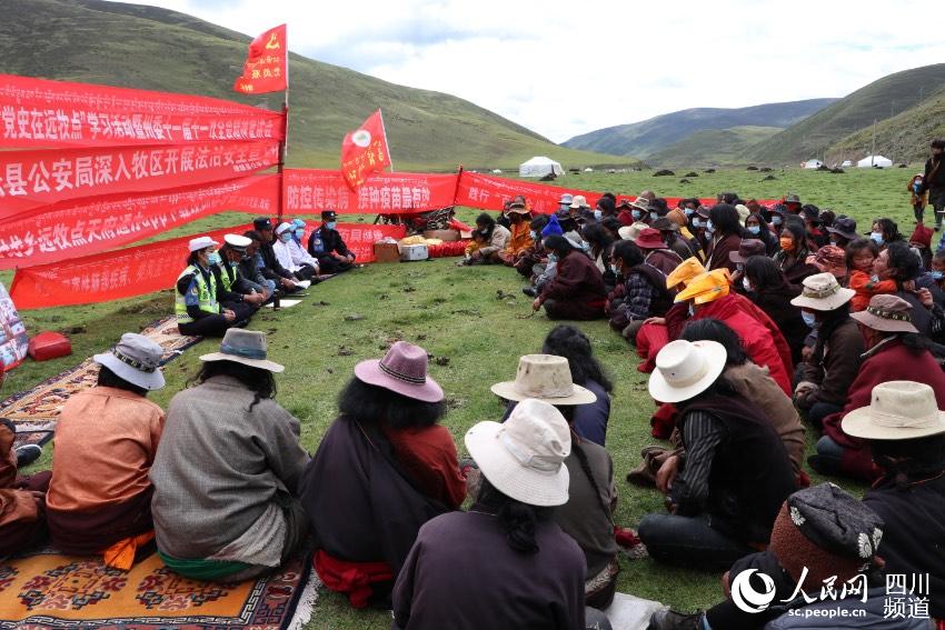 草地上宣講。巴登攝