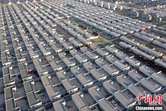 圖為蘭州新區(qū)移民安置區(qū)?！《P 攝