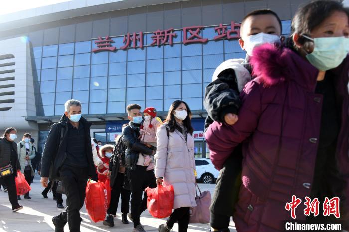 圖為搬遷民眾剛出火車(chē)站?！《P 攝