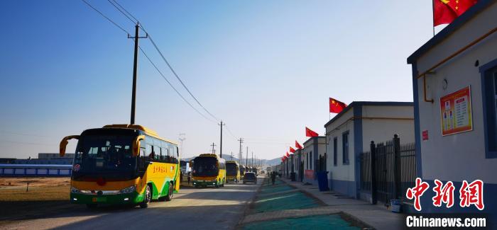 圖為搬遷民眾抵達(dá)安置區(qū)?！∥航ㄜ?攝