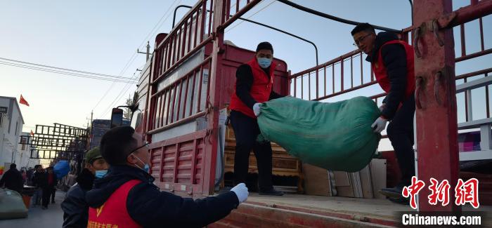 圖為志愿者幫忙搬運(yùn)家具等物資。　魏建軍 攝