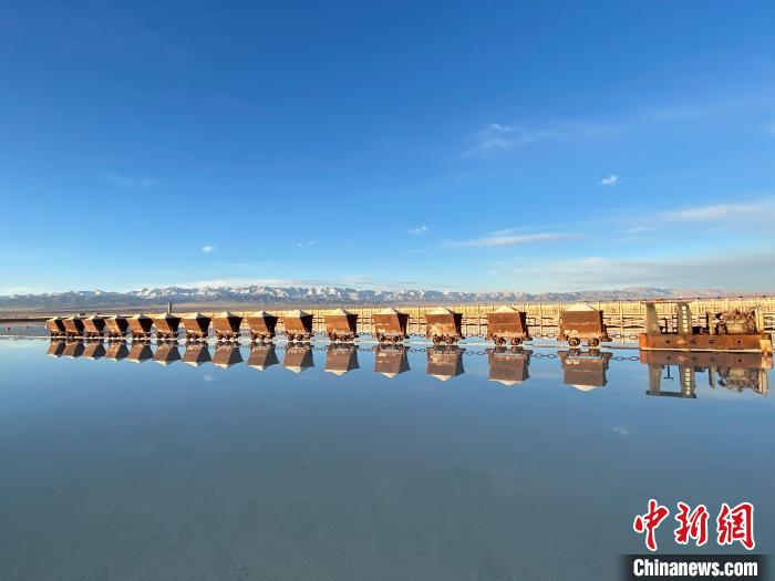 圖為小火車倒影在湖中，湖面如圖明鏡一般。　馬翔 攝