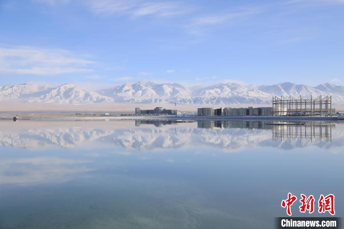 圖為鹽湖景色?！●R翔 攝