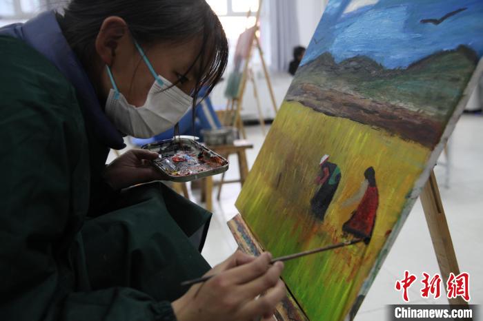 圖為學生跟著老師學習繪畫。　胡貴龍 攝