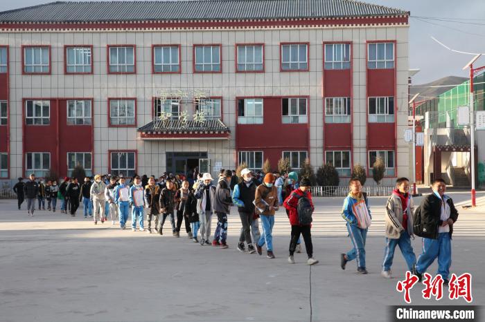 圖為瑪沁縣第一民族中學?！『F龍 攝