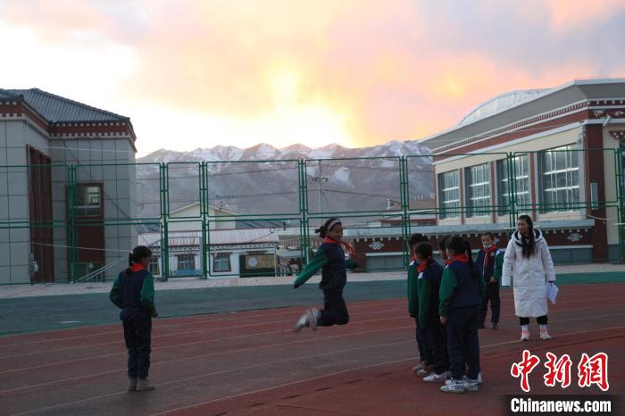 圖為學生們開展社團活動?！『F龍 攝