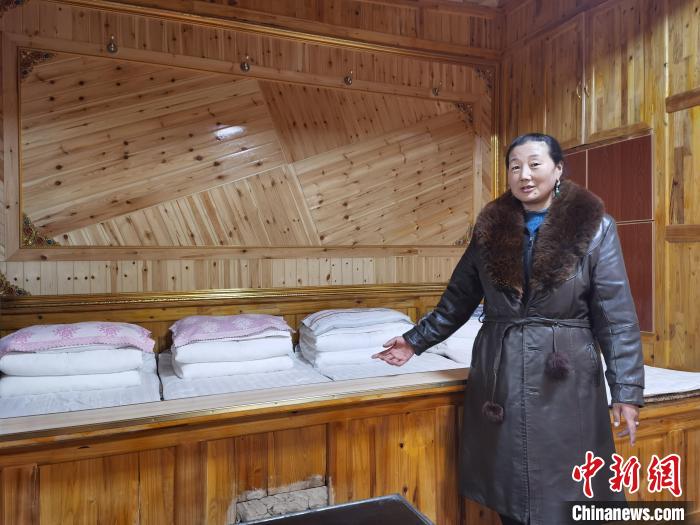 圖為德吉村村民鬧尖措介紹自家農(nóng)家樂?！∑钤鲚?攝