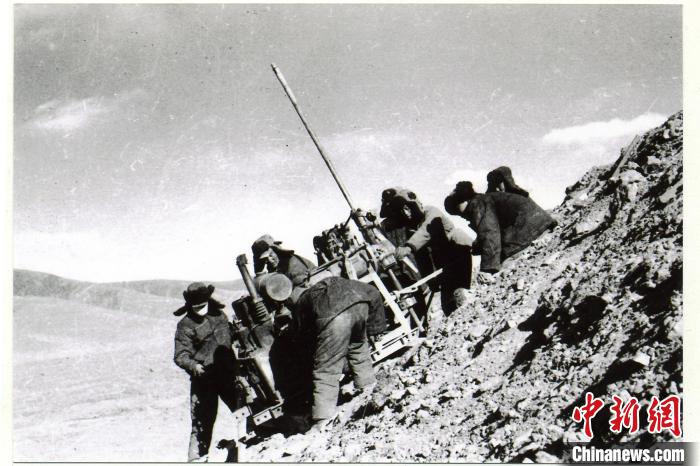 中鐵西北院科技工作者肩挑手扛運(yùn)送地質(zhì)鉆機(jī)。(資料圖) 中鐵西北科學(xué)研究院供圖