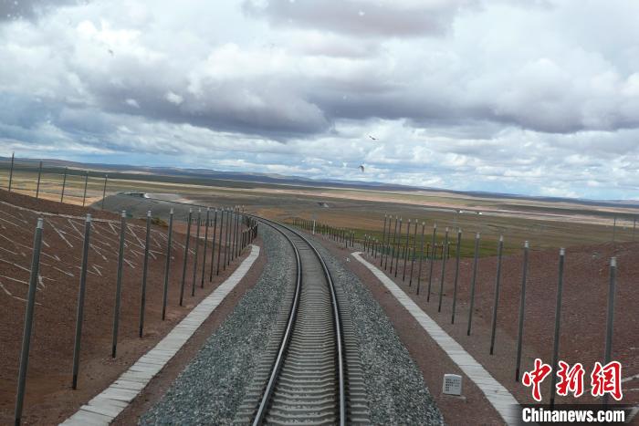 圖為熱棒技術(shù)在青藏鐵路凍土區(qū)的應(yīng)用。(資料圖) 中鐵西北科學(xué)研究院供圖